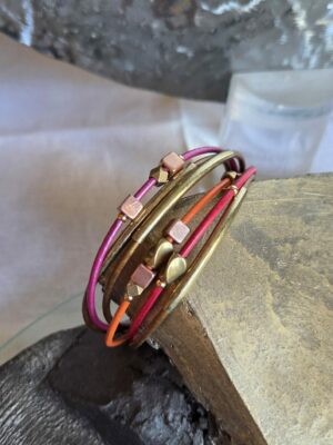 Bracelet femme cuir rond 2mm , perles et tubes bronze et cuivre