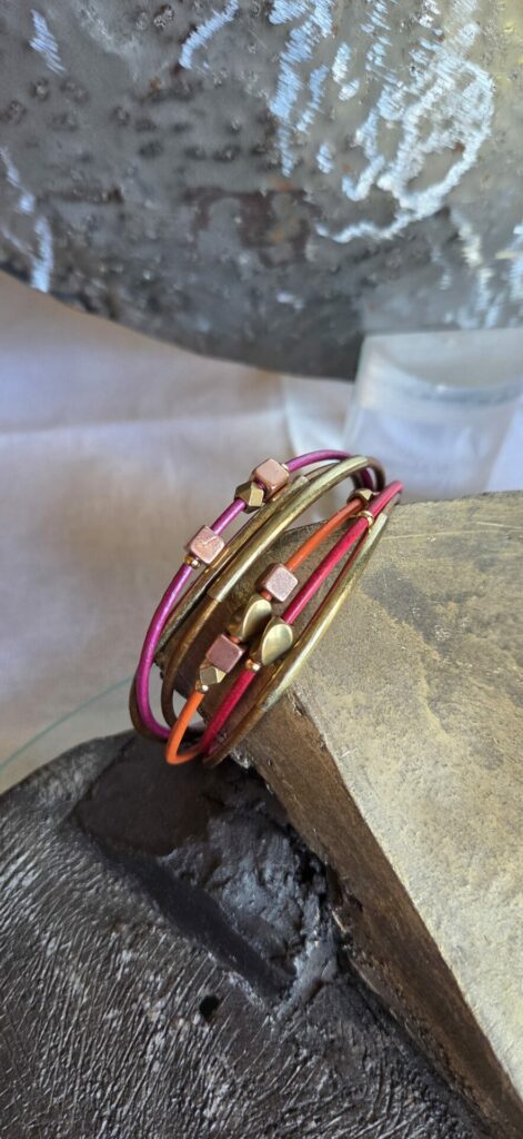 Bracelet femme cuir rond 2mm , perles et tubes bronze et cuivre