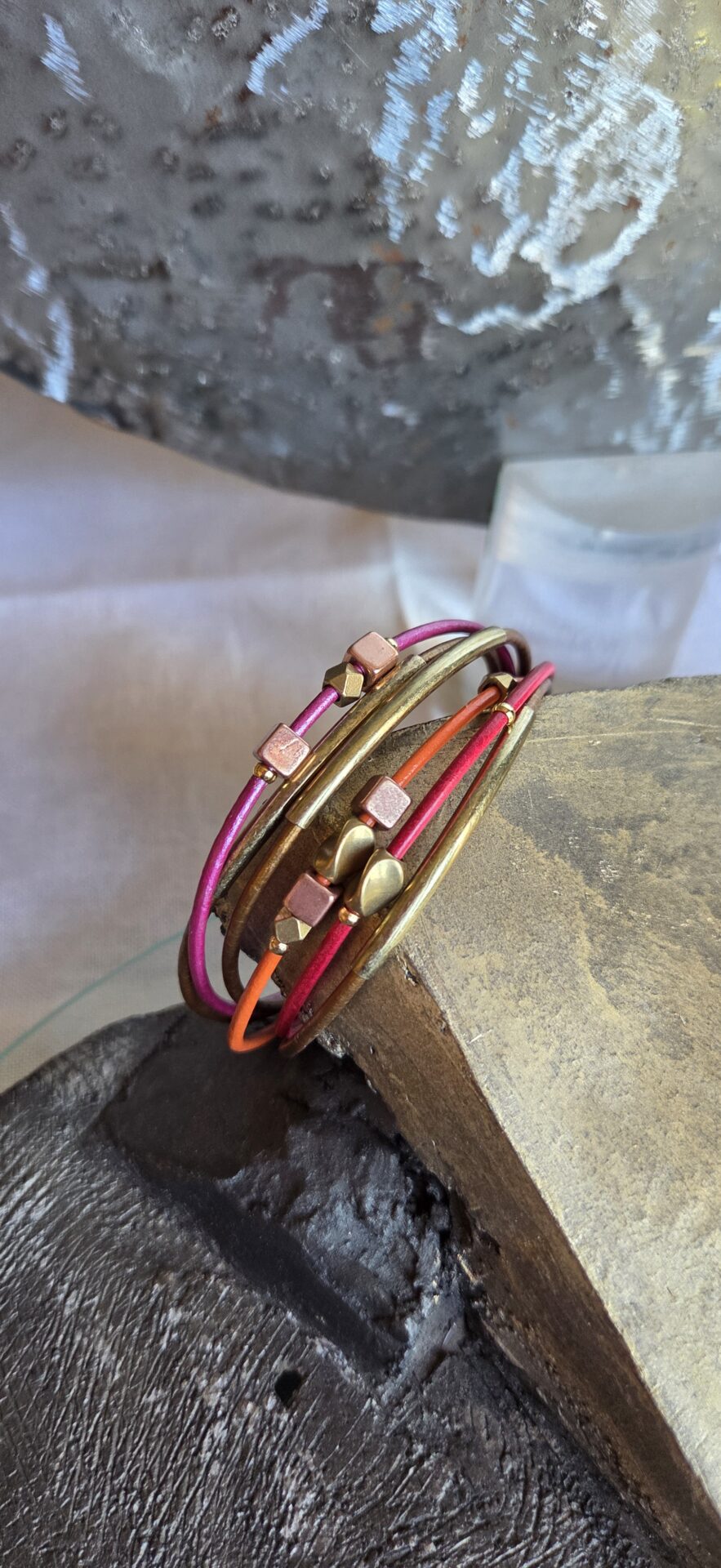 Bracelet femme cuir rond 2mm , perles et tubes bronze et cuivre