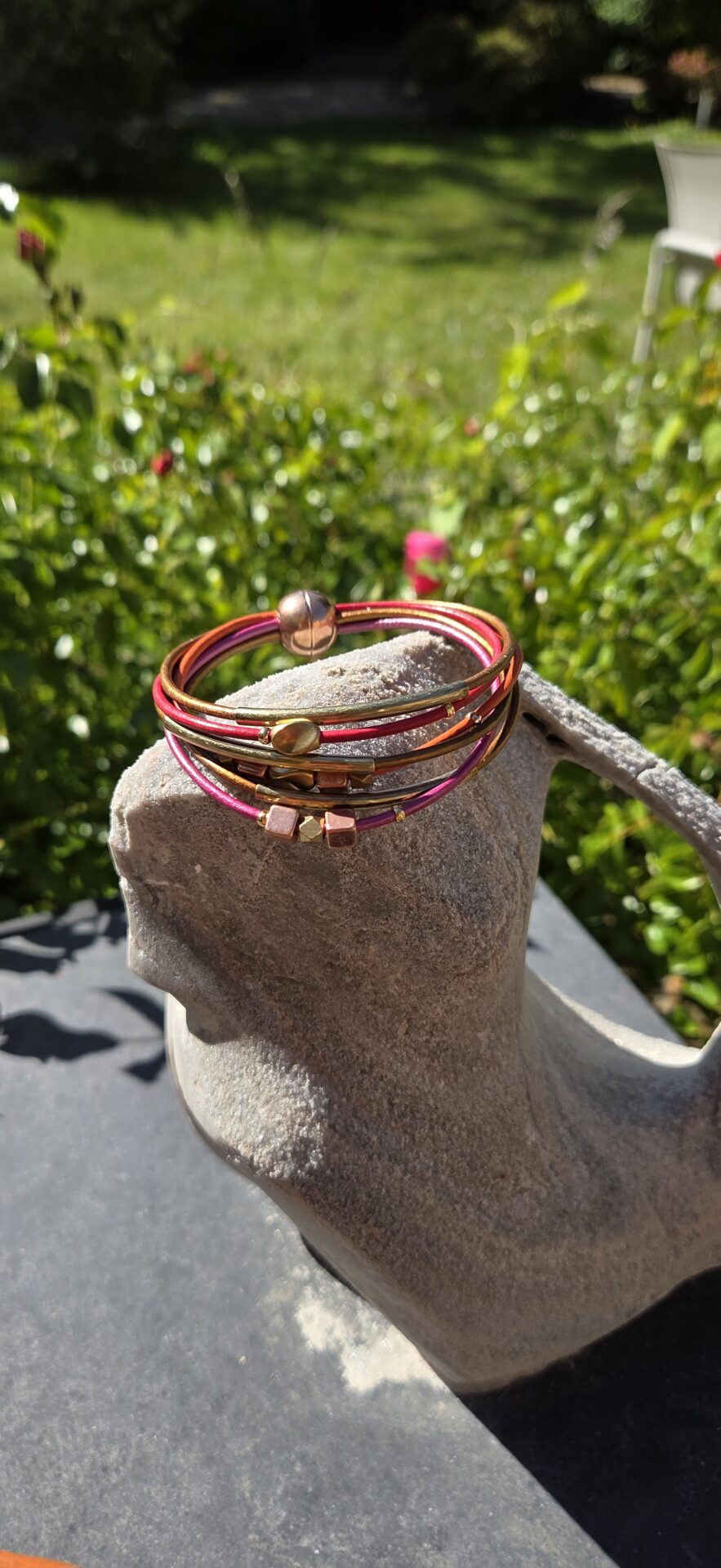 Bracelet femme cuir rond 2mm , perles et tubes bronze et cuivre