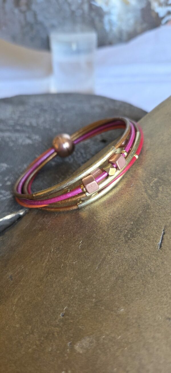 Bracelet femme cuir rond 2mm , perles et tubes bronze et cuivre