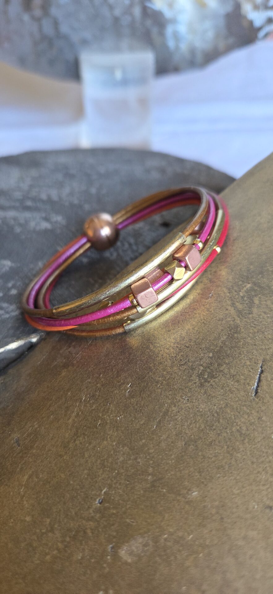 Bracelet femme cuir rond 2mm , perles et tubes bronze et cuivre