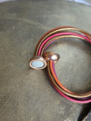 Bracelet femme cuir rond 2mm , perles et tubes bronze et cuivre