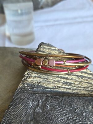 Bracelet femme cuir rond 2mm , perles et tubes bronze et cuivre