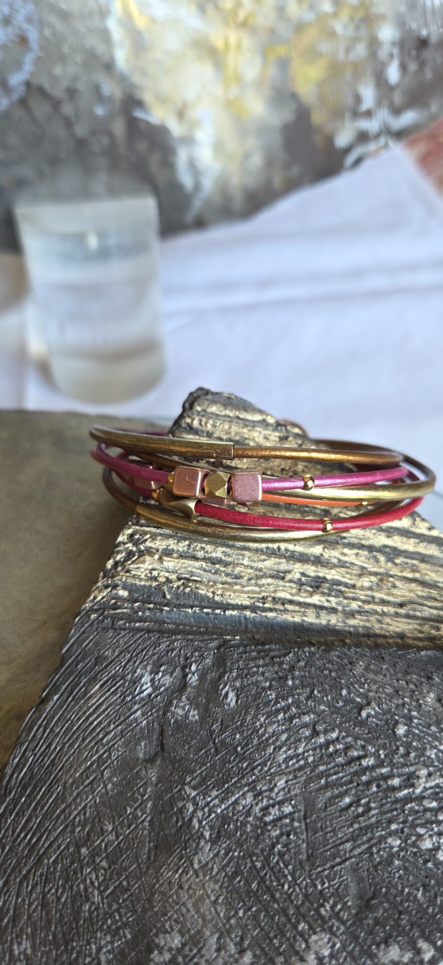 Bracelet femme cuir rond 2mm , perles et tubes bronze et cuivre