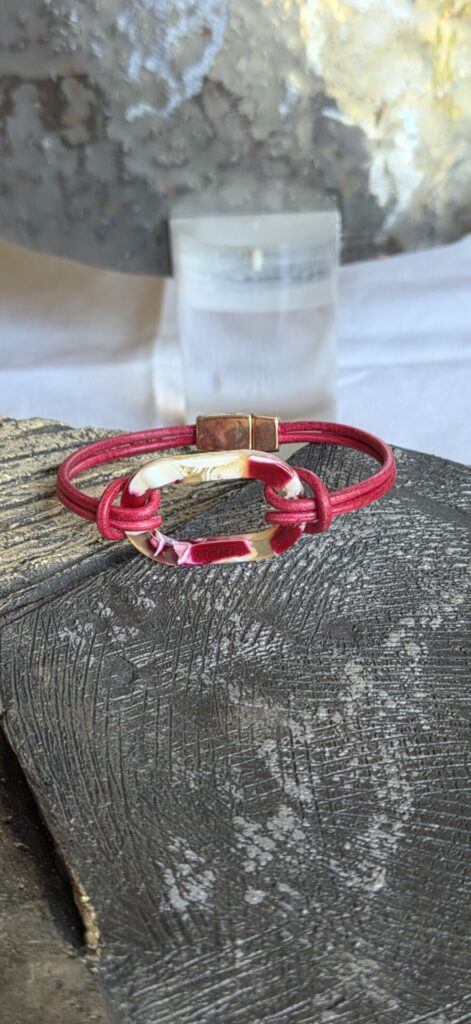 Bracelet femme cuir rond rouge et connecteur en acétate rouge