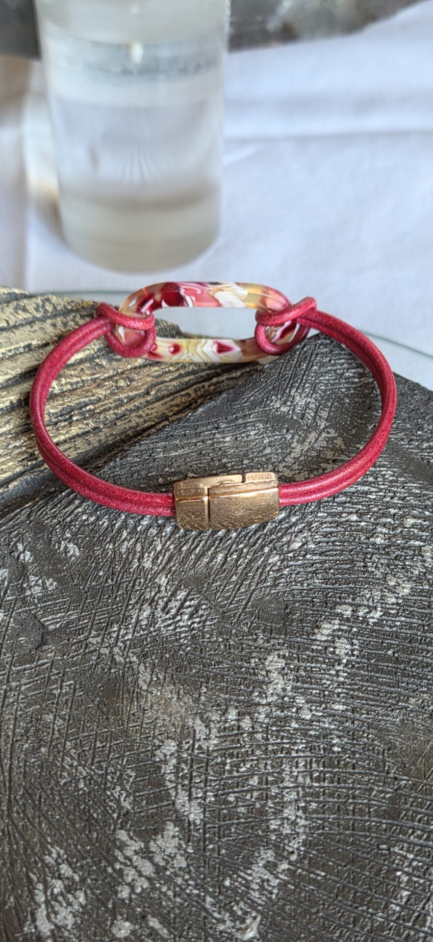 Bracelet femme cuir rond rouge et connecteur en acétate rouge