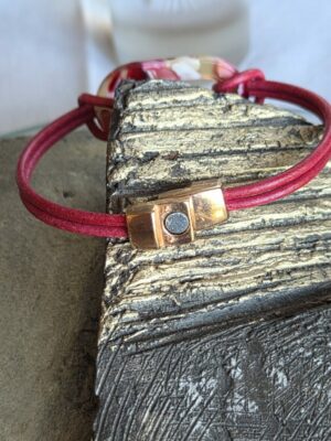 Bracelet femme cuir rond rouge et connecteur en acétate rouge