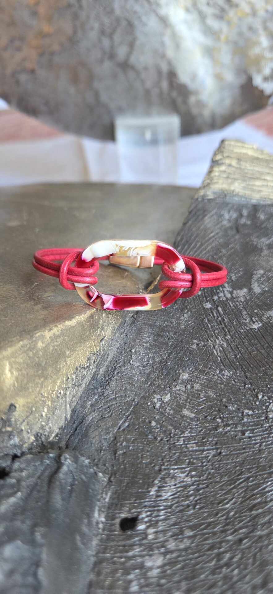 Bracelet femme cuir rond rouge et connecteur en acétate rouge