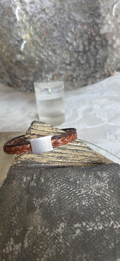 Bracelet homme cuir tressé marron et passant argenté