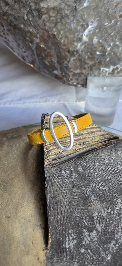 Bracelet femme cuir jaune et passants argentés