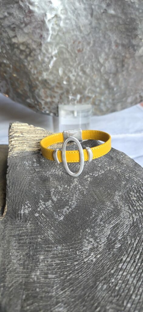 Bracelet femme cuir jaune et passants argentés