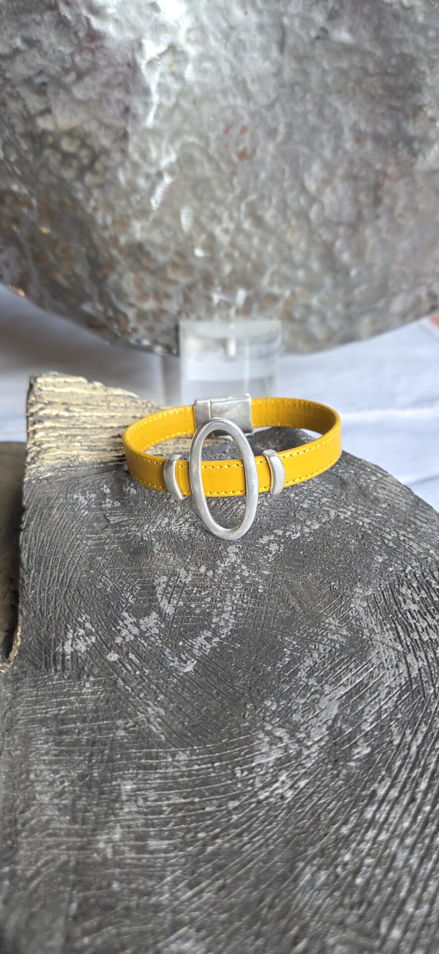 Bracelet femme cuir jaune et passants argentés