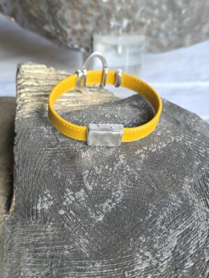 Bracelet femme cuir jaune et passants argentés
