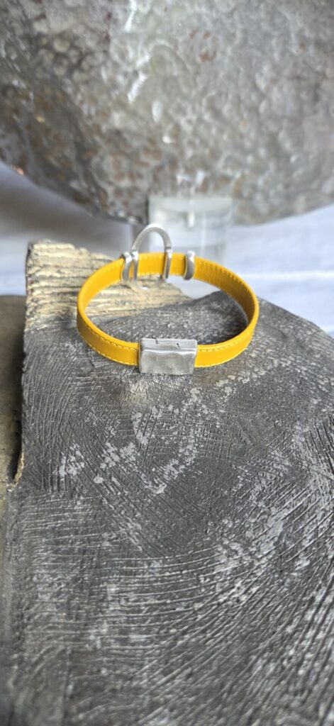 Bracelet femme cuir jaune et passants argentés