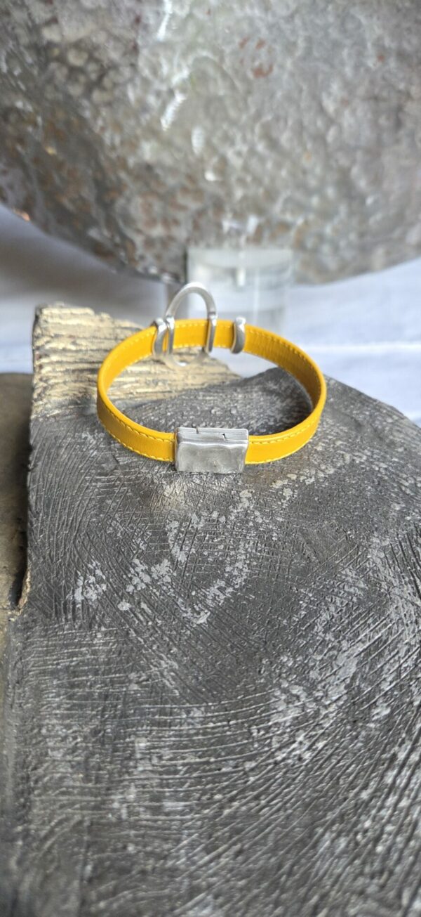 Bracelet femme cuir jaune et passants argentés