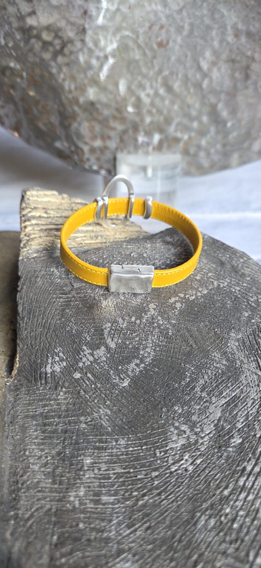 Bracelet femme cuir jaune et passants argentés