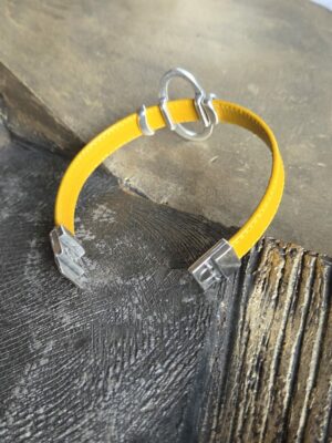 Bracelet femme cuir jaune et passants argentés