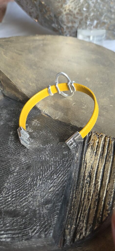 Bracelet femme cuir jaune et passants argentés