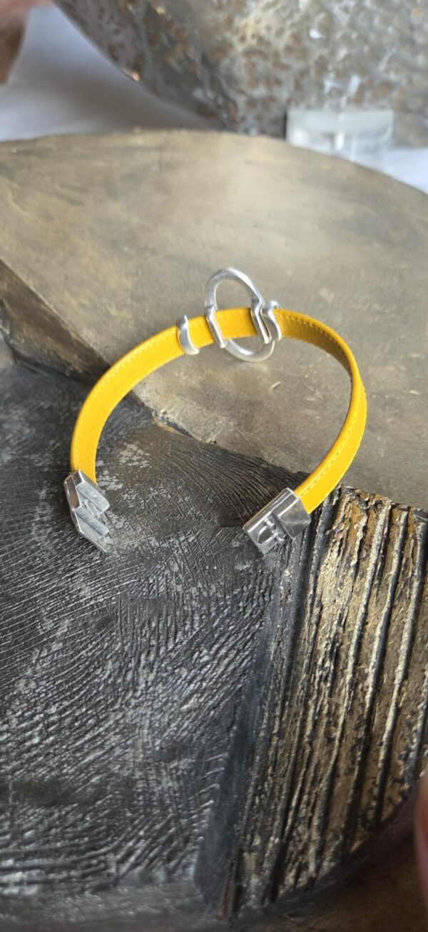 Bracelet femme cuir jaune et passants argentés