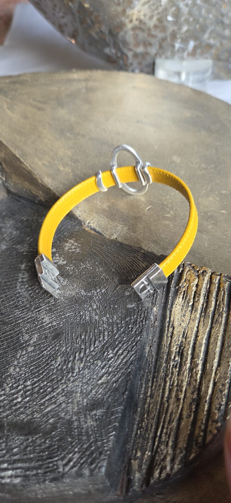 Bracelet femme cuir jaune et passants argentés