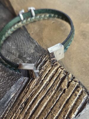 Bracelet hommem cuir vert tressé et plat passant argenté