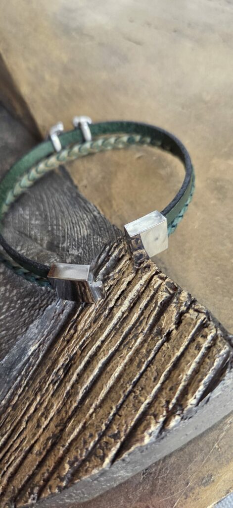Bracelet hommem cuir vert tressé et plat passant argenté