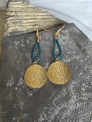 Boucles d'oreille en cuir rond 2 vert turquoise et pendentif martelé doré