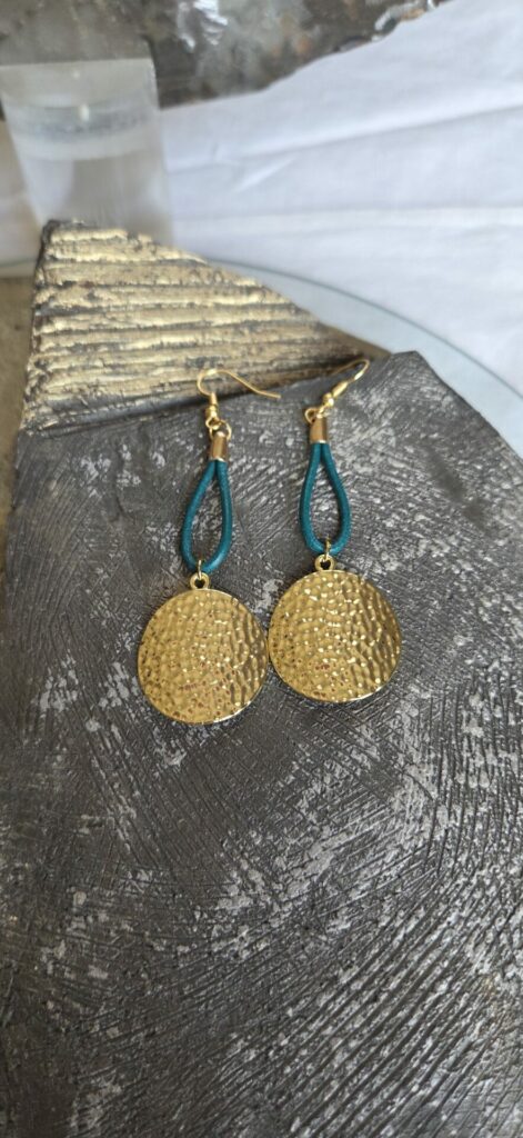 Boucles d'oreille en cuir rond 2 vert turquoise et pendentif martelé doré
