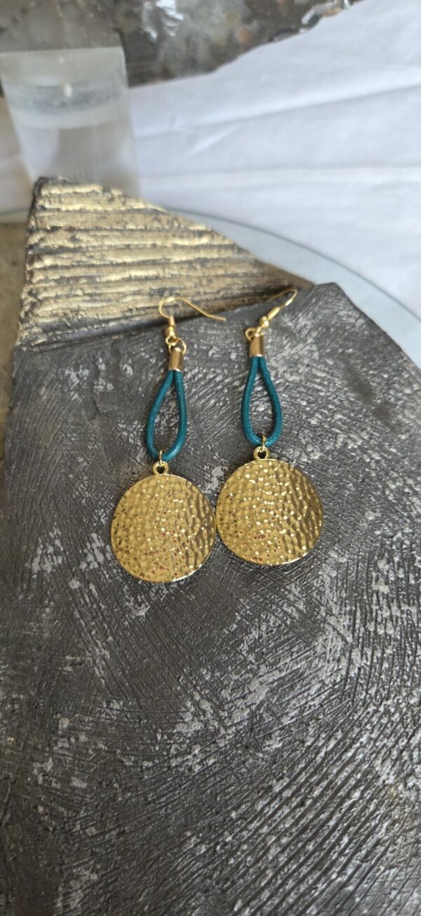 Boucles d'oreille en cuir rond 2 vert turquoise et pendentif martelé doré