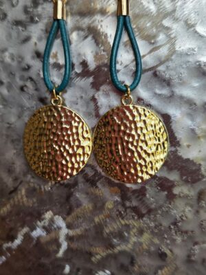 Boucles d'oreille en cuir rond 2 vert turquoise et pendentif martelé doré
