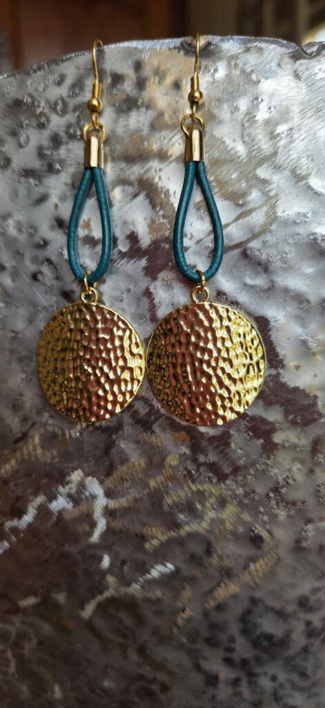 Boucles d'oreille en cuir rond 2 vert turquoise et pendentif martelé doré