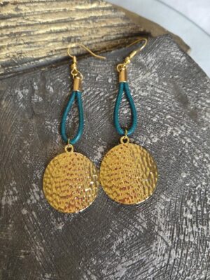Boucles d'oreille en cuir rond 2 vert turquoise et pendentif martelé doré