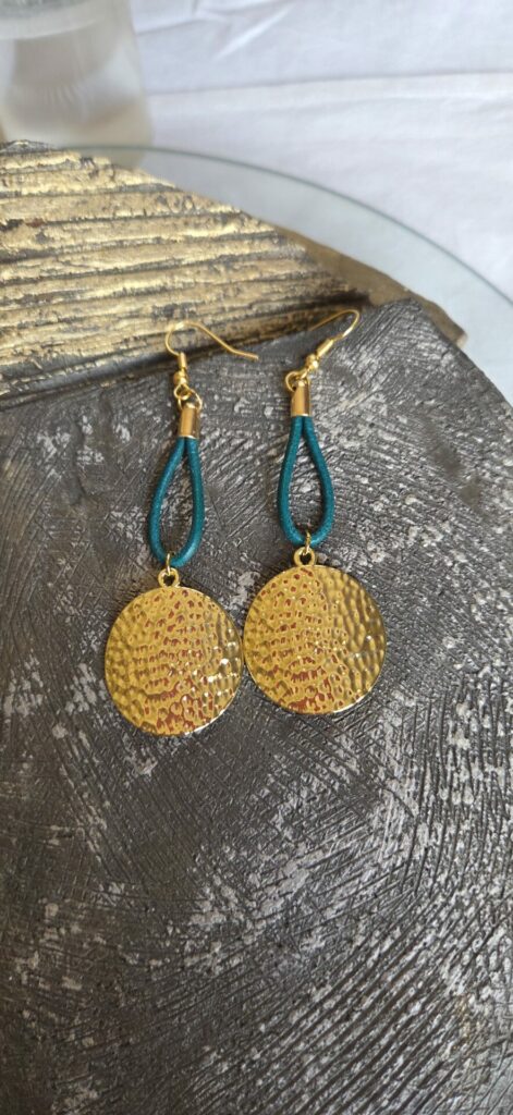 Boucles d'oreille en cuir rond 2 vert turquoise et pendentif martelé doré