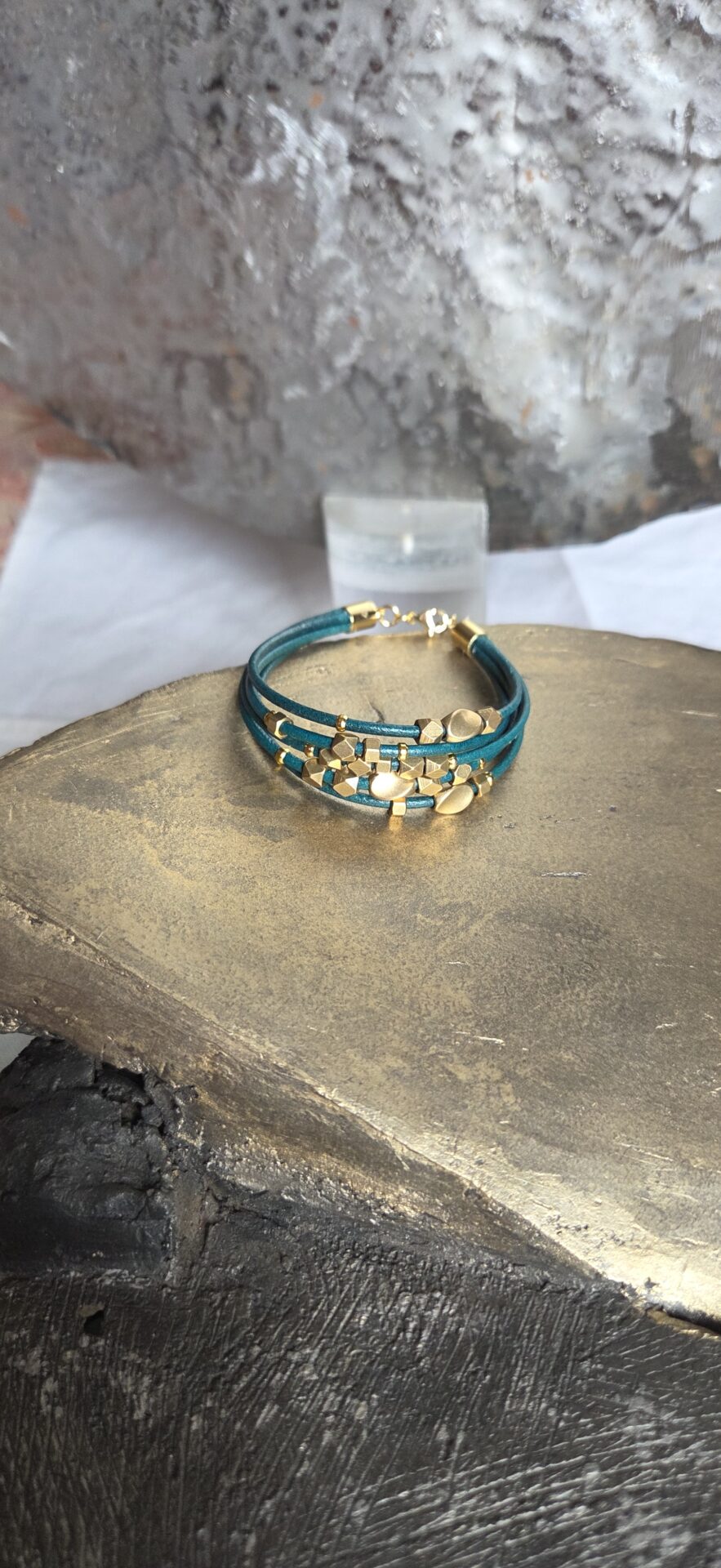 Bracelet cuir rond 2 vert turquoise et perles laiton