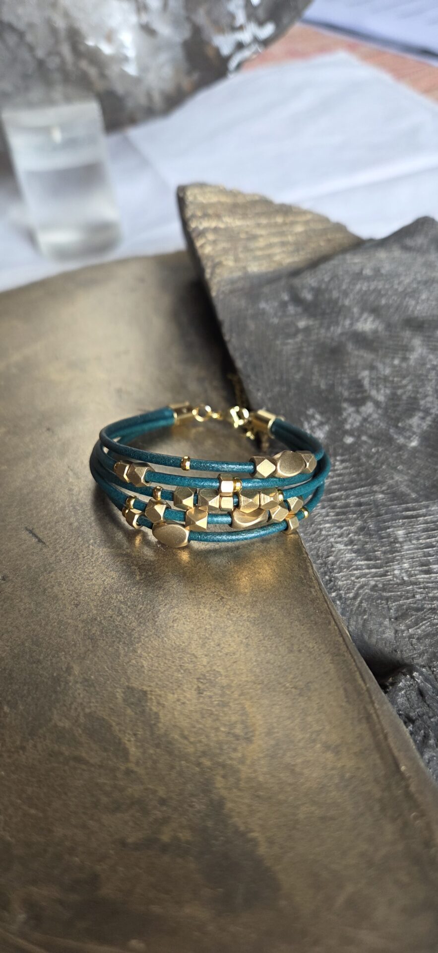 Bracelet cuir rond 2 vert turquoise et perles laiton
