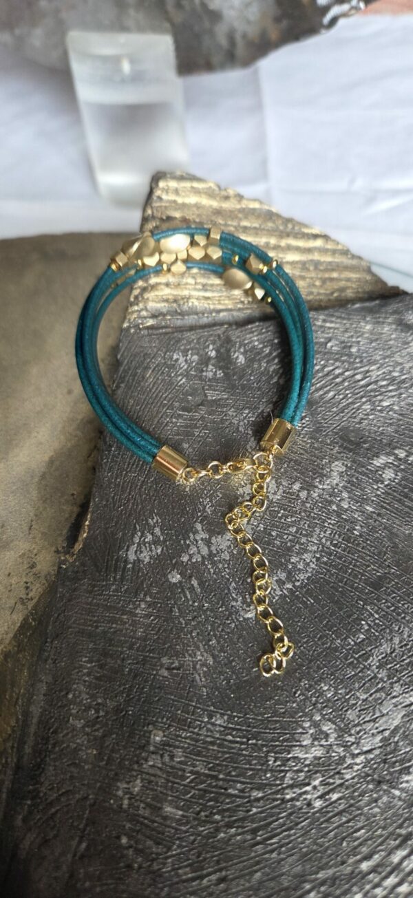 Bracelet cuir rond 2 vert turquoise et perles laiton