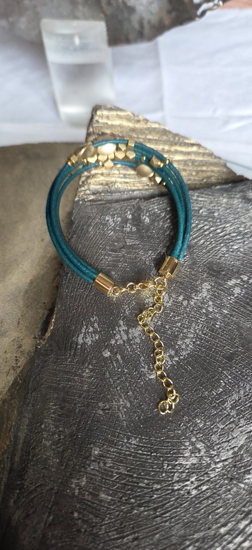 Bracelet cuir rond 2 vert turquoise et perles laiton