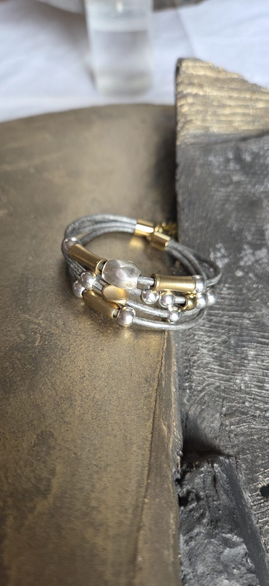 bracelet femme cuir rond gris et ses passants argent et doré