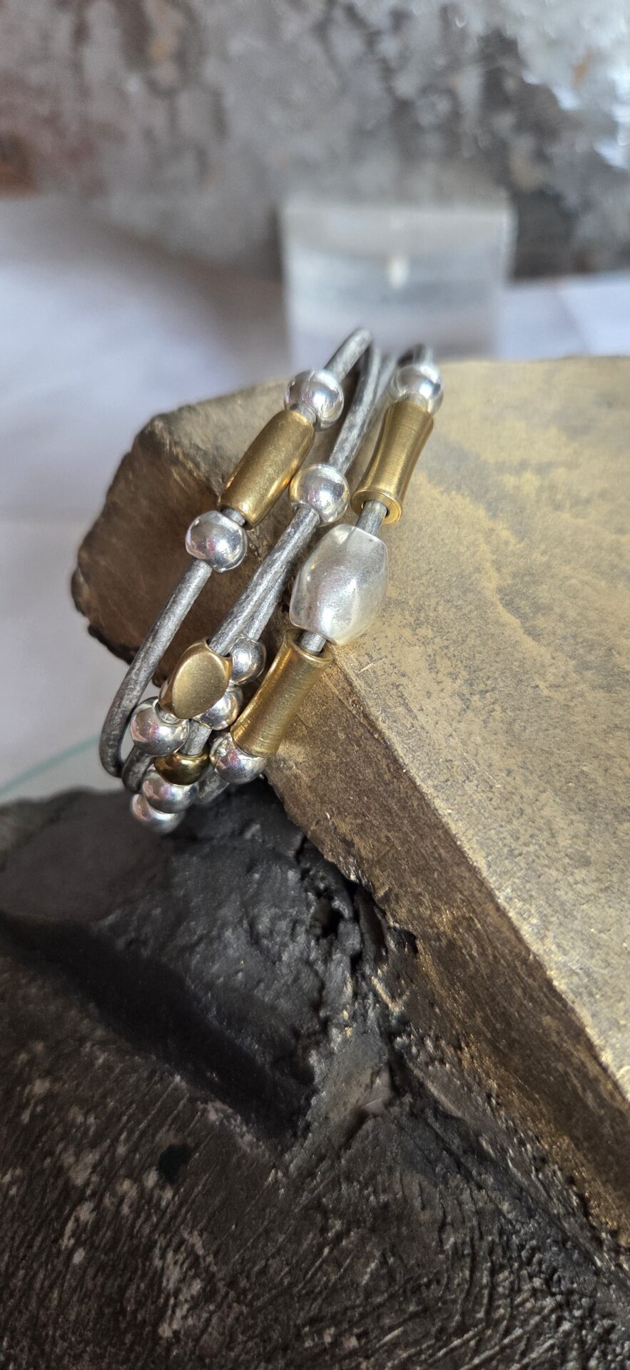 bracelet femme cuir rond gris et ses passants argent et doré