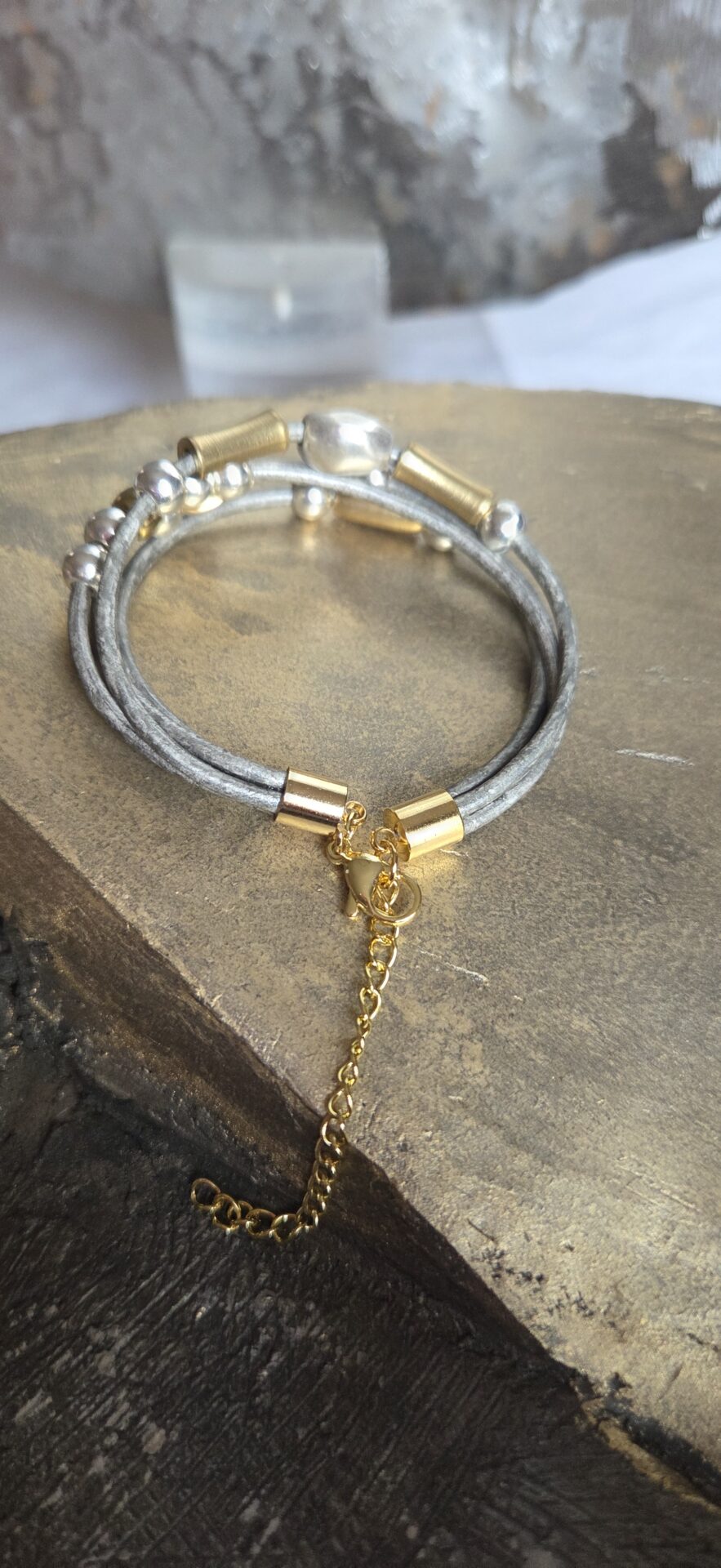 bracelet femme cuir rond gris et ses passants argent et doré