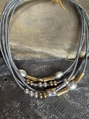 Collier femme cuir rond gris et ses passants argent et doré