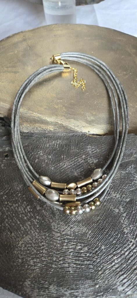 Collier femme cuir rond gris et ses passants argent et doré