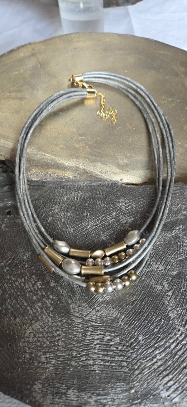 Collier femme cuir rond gris et ses passants argent et doré