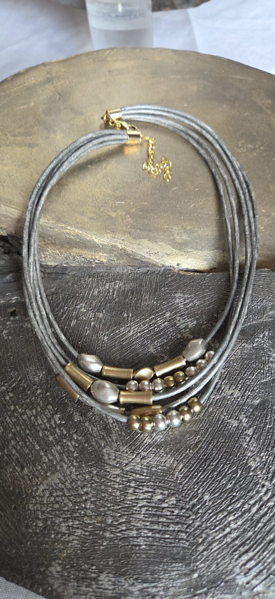 Collier femme cuir rond gris et ses passants argent et doré