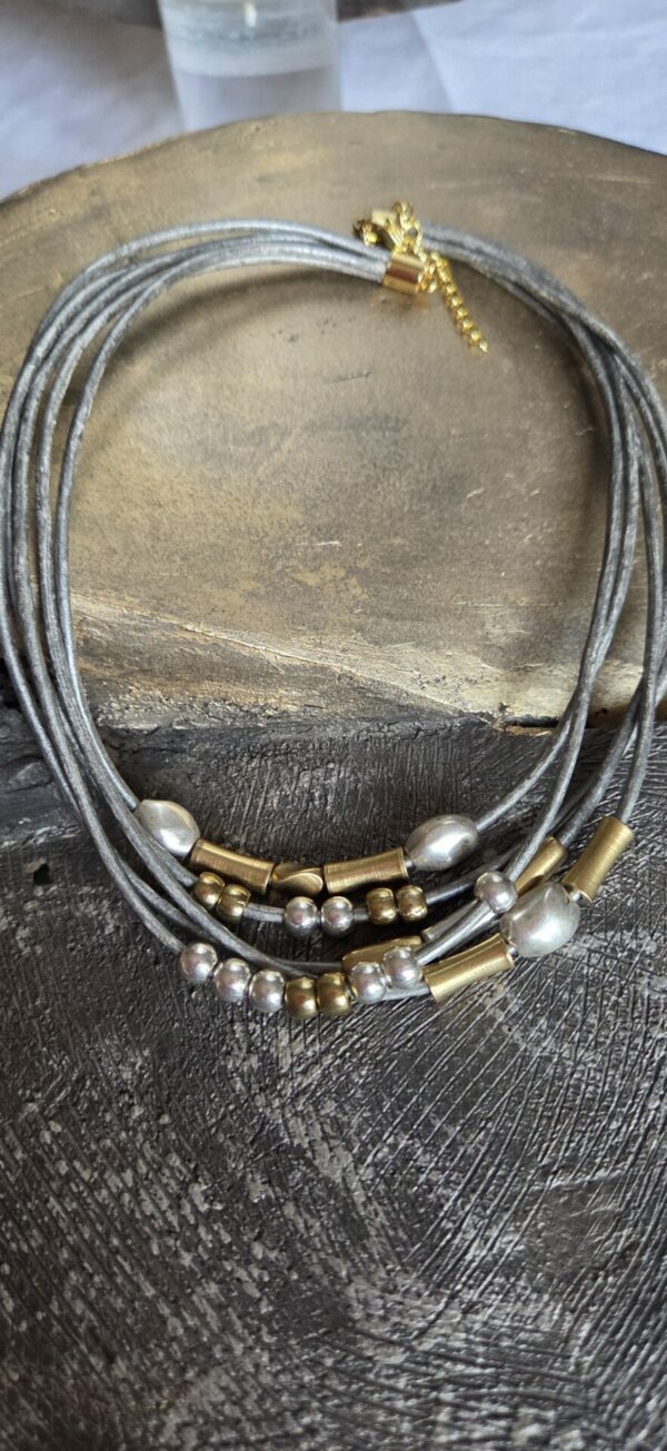 Collier femme cuir rond gris et ses passants argent et doré