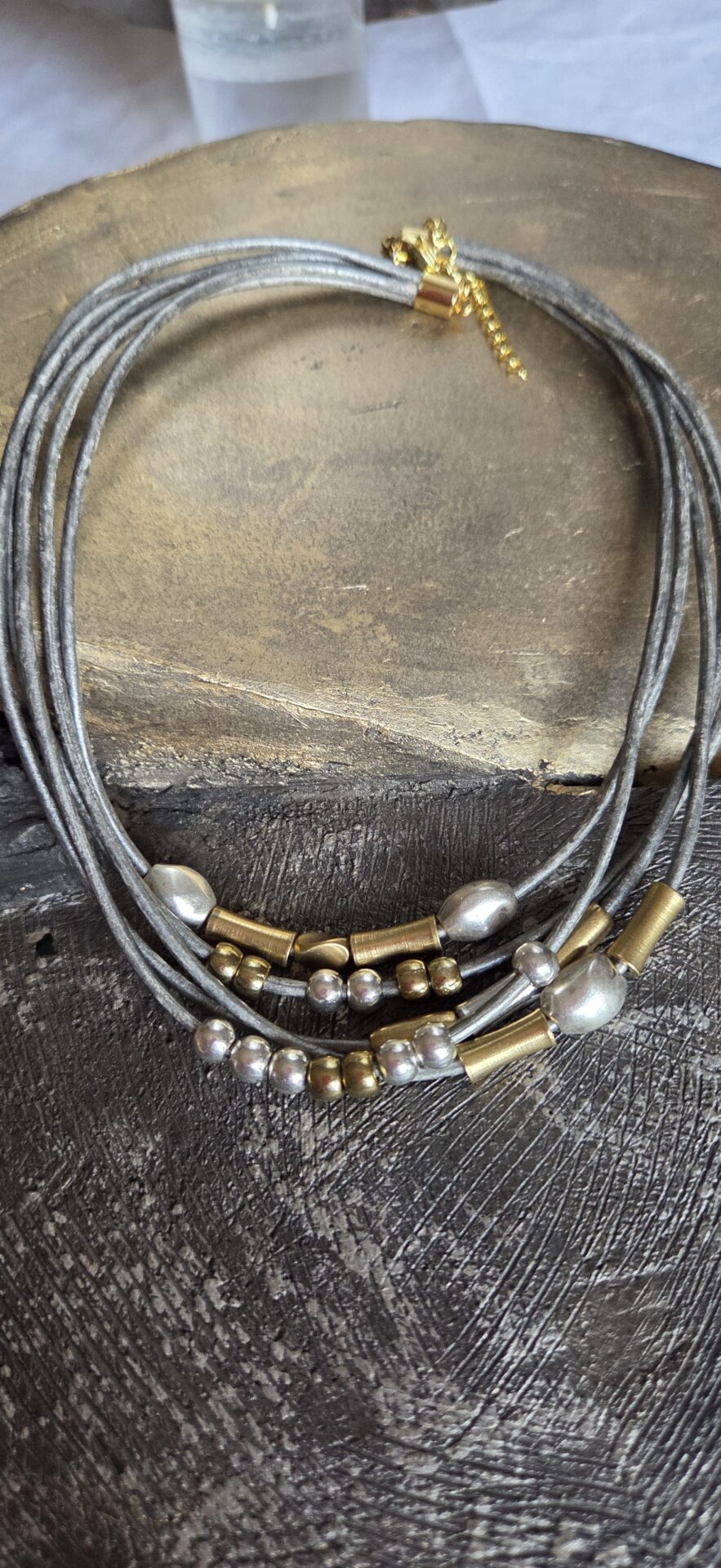 Collier femme cuir rond gris et ses passants argent et doré