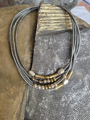Collier femme cuir rond gris et ses passants argent et doré
