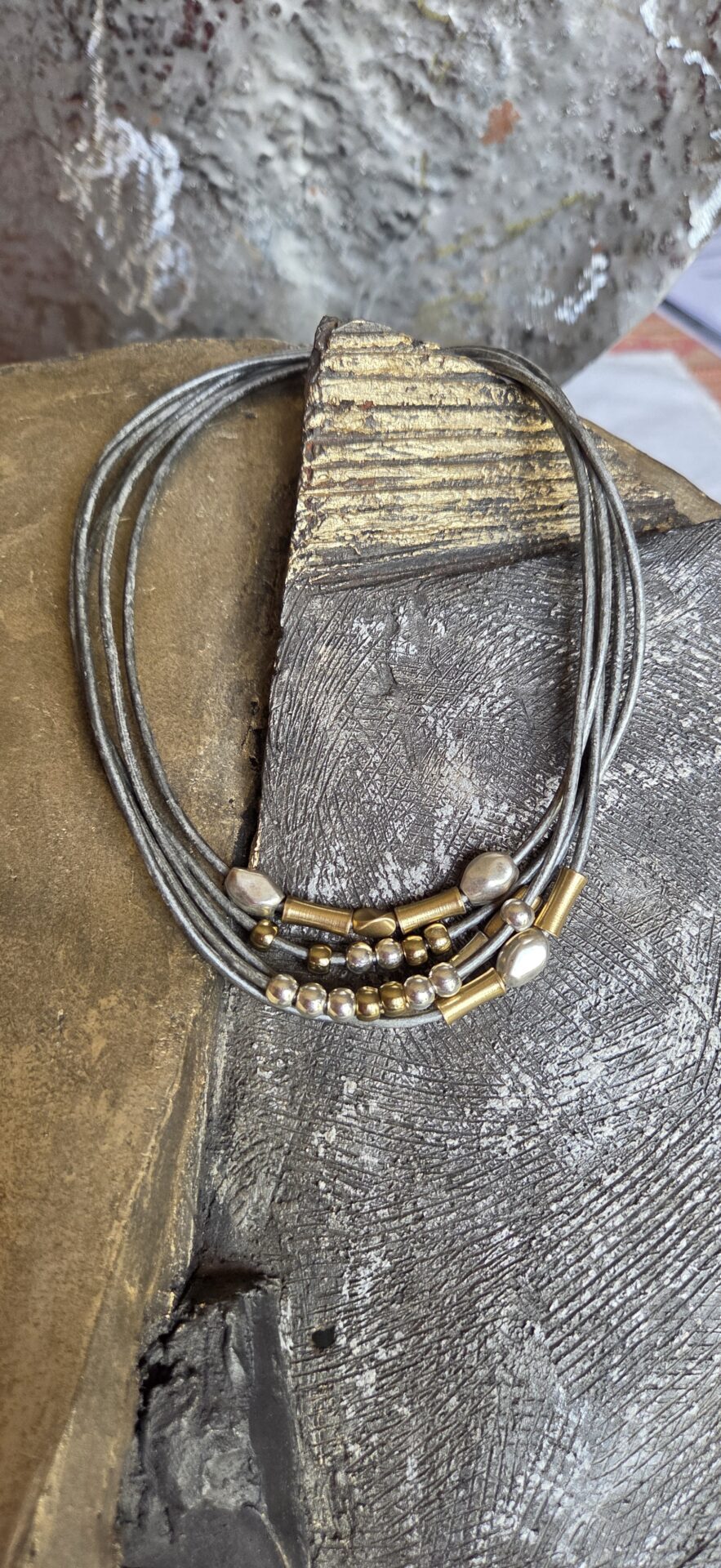 Collier femme cuir rond gris et ses passants argent et doré