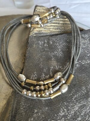 Collier femme cuir rond gris et ses passants argent et doré